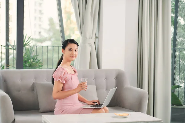 Mujer Joven Con Portátil Casa — Foto de Stock