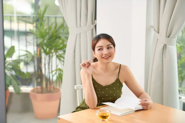 Schöne Frau Die Morgens Tee Trinkt Und Fenster Sitzt — Stockfoto