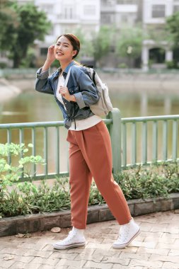 Genç ve güzel bir kadın şehirde gezer ve dolaşır.