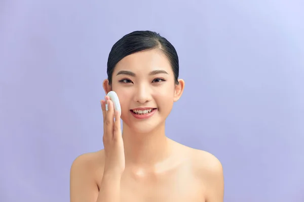 Perempuan Menerapkan Bubuk Kosmetik Wajah — Stok Foto