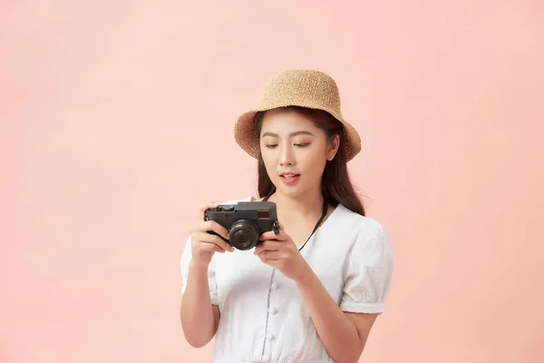 Woman Traveler Camera Pink Background — Stock Photo, Image