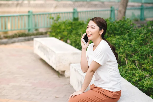 Beautiful Young Asian Girl Talking Cell Phone Summer Green Park — Stock Photo, Image