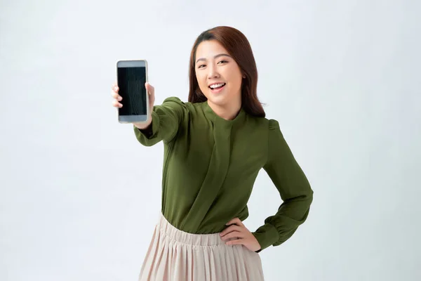 漂亮的女性 脸上挂着灿烂的笑容 带着空白的影印屏幕展示智能手机 为您做广告 — 图库照片
