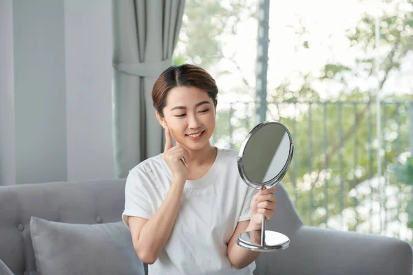 Schönheitspflege Junge Schöne Asiatische Mädchen Berühren Ihr Gesicht Vor Dem — Stockfoto