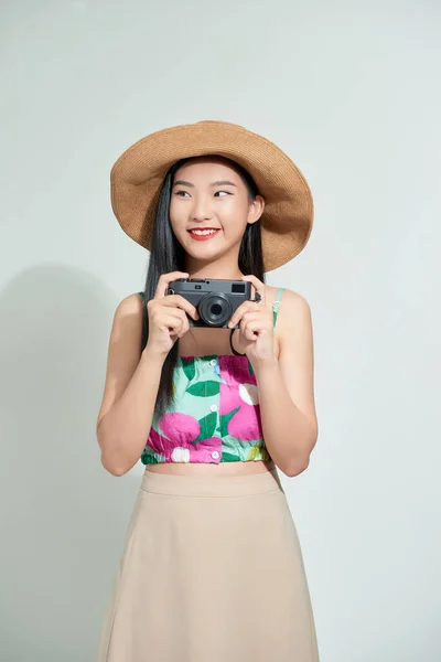 Πορτρέτο Του Ευτυχισμένη Ασιατική Όμορφη Νεαρή Γυναίκα Φωτογράφος Κρατώντας Vintage — Φωτογραφία Αρχείου