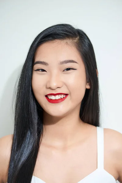 年轻美丽的亚洲女人 笑容满面 背景洁白 — 图库照片
