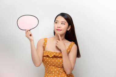 Düşünce kutusu sembolü taşıyan beyaz gömlekli genç bir kadın..