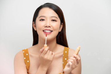 Güzel, neşeli bir kız şık bir makyaj yapar. Kadın güzellik modeli.