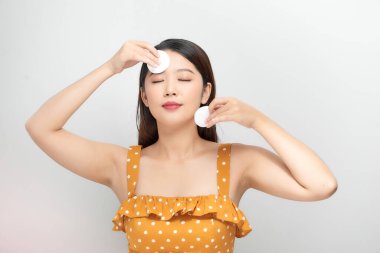 Yüzünde pamuk pedi olan kadın.