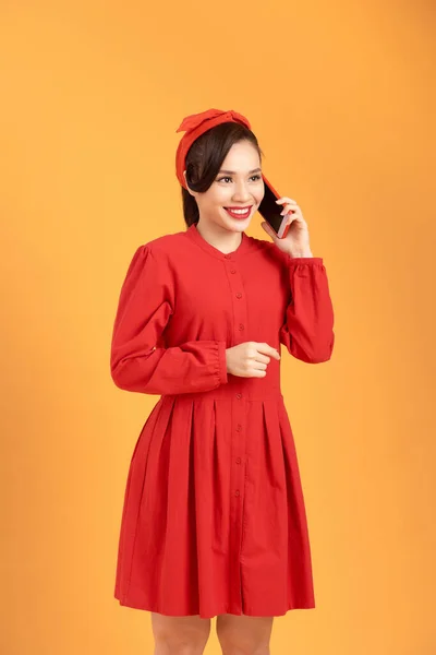 Vidám Ázsiai Lány Nevet Miközben Beszél Mobiltelefon Sárga Háttér Másolás — Stock Fotó