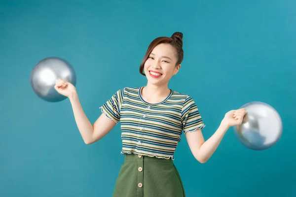 Молода Щаслива Жінка Тримає Срібні Кульки Синьому Фоні — стокове фото