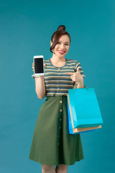 Ψώνια Νεαρή Χαμογελαστή Γυναίκα Κρατώντας Τσάντα Και Κινητό Τηλέφωνο Κάνει — Φωτογραφία Αρχείου