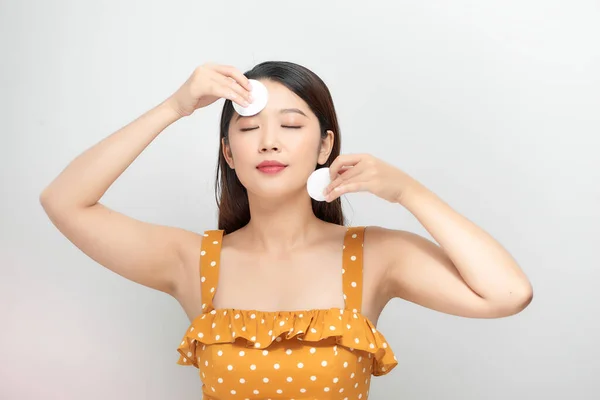 Mujer Usando Almohadilla Algodón Cara —  Fotos de Stock