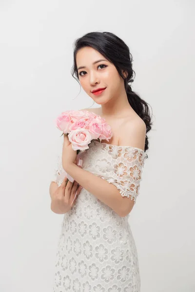 Hermosa Mujer Asiática Feliz Vistiendo Vestido Blanco Sosteniendo Flores Ramo —  Fotos de Stock