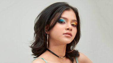 Olağanüstü bir makyajı olan bir kızın portresi.