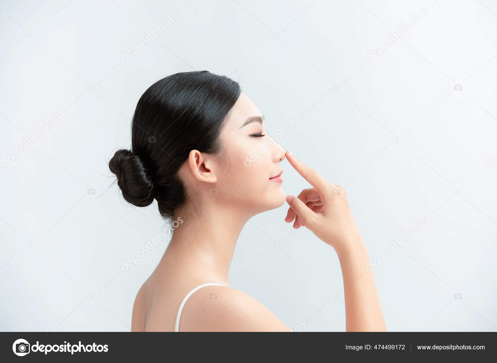 Side Profil Asiatisk Dame Som Peker Nese – stockfoto © makistock #474499172, image size:1600x1168