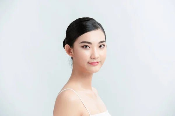 Portrét Krásný Mladý Asijské Žena Čistý Svěží Kůže Koncept Bílém — Stock fotografie