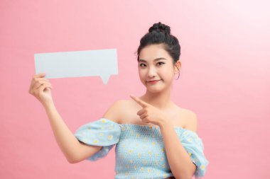 Genç, güzel bir kadın boş konuşma baloncuğu tutuyor, metin için kopyalama alanı var.. 