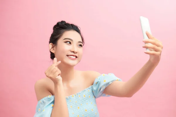 Image Stylish Girl Showing Heart Sign Mobile Phone Screen Something — Foto de Stock