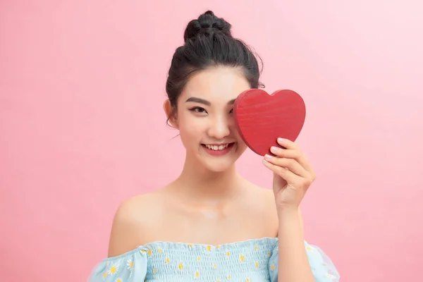 Vrouw Met Papieren Hartvormige Kaart Valentijnsdag Concept — Stockfoto