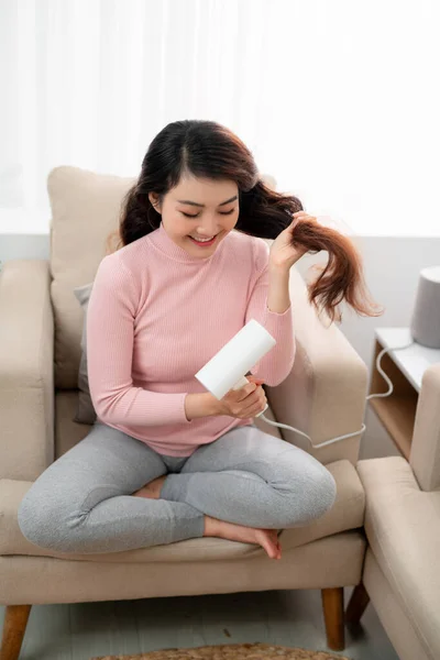 Junge Attraktive Asiatische Frau Trocknet Ihr Haar — Stockfoto