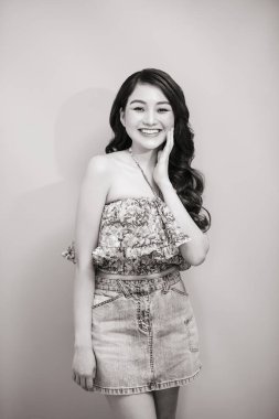 Yaratıcı saç stili olan genç bir kadın. Siyah beyaz sert ışık.