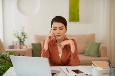 Düşünceli bir kavram. Ekranı izlerken bilgisayarda çalışan kadın