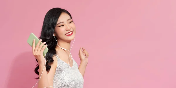 Mujer Alegre Escuchando Música Con Auriculares Sosteniendo Teléfono Móvil —  Fotos de Stock