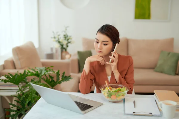 Mujer Bastante Joven Comiendo Ensalada Saludable Oficina Mientras Habla Por — Foto de Stock