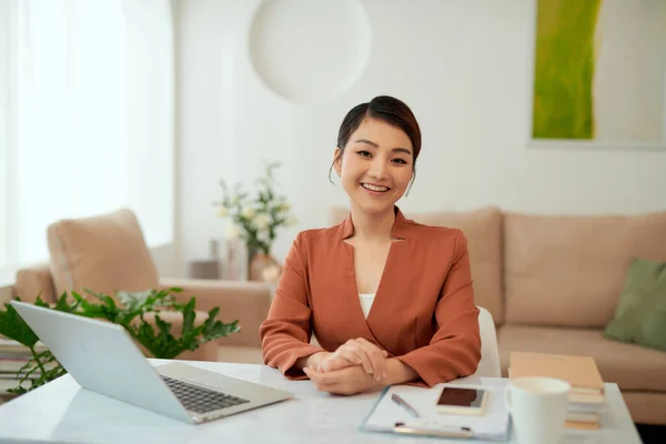 Mujer Asiática Trabajando Casa Oficina Con Ordenador Portátil —  Fotos de Stock