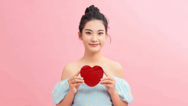 Corazón Símbolo Amor Retrato Mujer Hermosa Celebrar Símbolo San Valentín —  Fotos de Stock