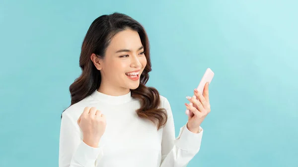 Retrato Mujer Hermosa Usando Teléfono Inteligente Aislado — Foto de Stock