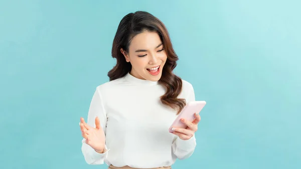 Alegre Ásia Mulher Isolado Sobre Azul Fundo Segurando Celular Celebrando — Fotografia de Stock