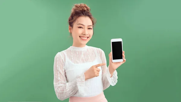 Счастливая Тронутая Впечатленная Молодая Женщина Показывает Экране Смартфона Счастливую Довольную — стоковое фото
