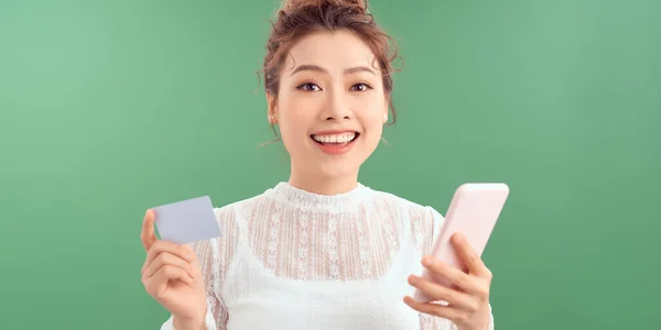 Retrato Uma Jovem Feliz Com Cabelos Longos Morena Sobre Fundo — Fotografia de Stock