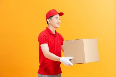 Dost canlısı güler yüzlü kurye müşterilere paket dağıtır, kutuyu müşteriye verir.