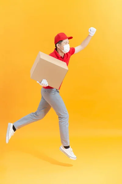 Fun Jumping Delivery Man Gorra Roja Camiseta Uniforme Mascarilla Estéril — Foto de Stock