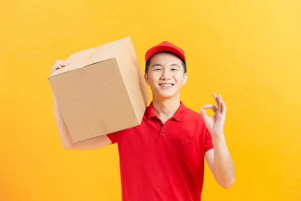 Retrato Feliz Asiático Repartidor Hombre Sosteniendo Paquete Caja Mostrando Signo —  Fotos de Stock