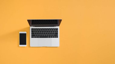 Renk arkaplanındaki kişisel bilgisayar