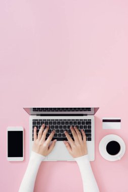 Bilgisayarlı ve aksesuarlı ofis masaüstü