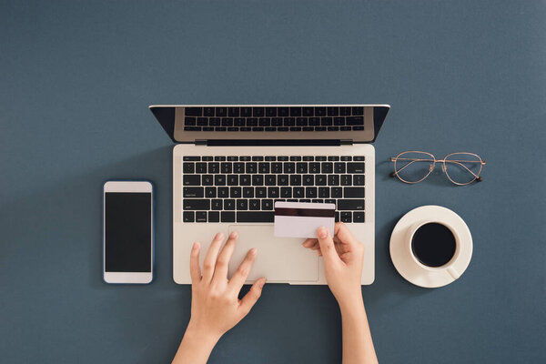 покупка и онлайн оплата с помощью ноутбука