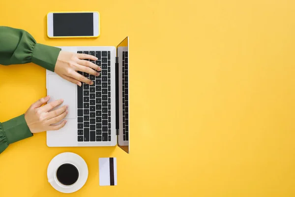 Vrouwenhanden Typen Witte Laptop Met Zwart Toetsenbord — Stockfoto