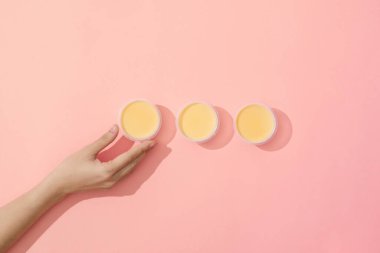 Pembe arka plana minimalist tarzda krem karamel yerleştirme