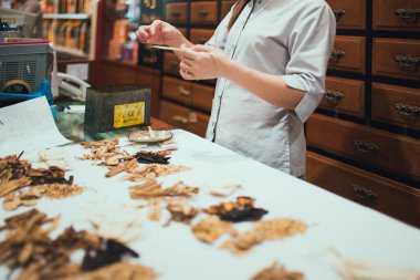Pratisyen hekimin elleri hastasına ilaç hazırlıyor.