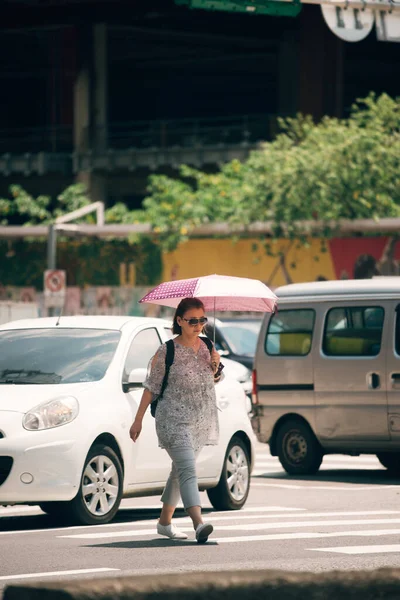 Taiwan June 2018 Pedestrian Walking Sunny Day Using Umbrella — Stock Photo, Image