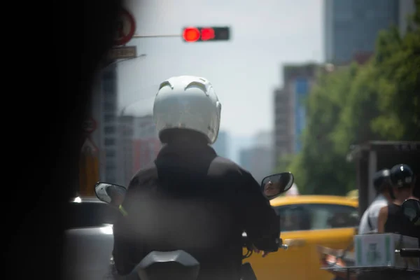 Тайвань Июнь 2018 Года Мотоциклист Ждет Остановке — стоковое фото