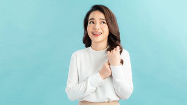 Sevimli, sevimli, tatlı, tatlı sihrin yakından çekilmiş portresi. El ele tutuşan sevimli bir kız.