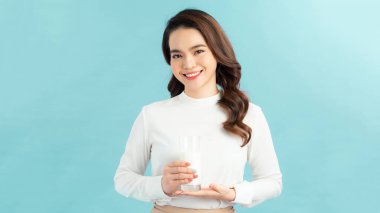 Çekici iş kadınının fotoğrafı. Dostça gülümseyen sorumluluk sahibi insan kolları izole edilmiş mavi arka plan.