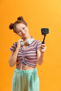 Kamera ile gülümseyen kadın.