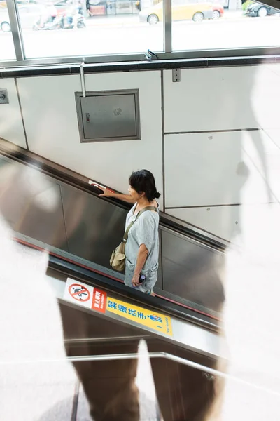 Тайвань Июль 2018 Женщины Эскалаторе Выйти Bts — стоковое фото